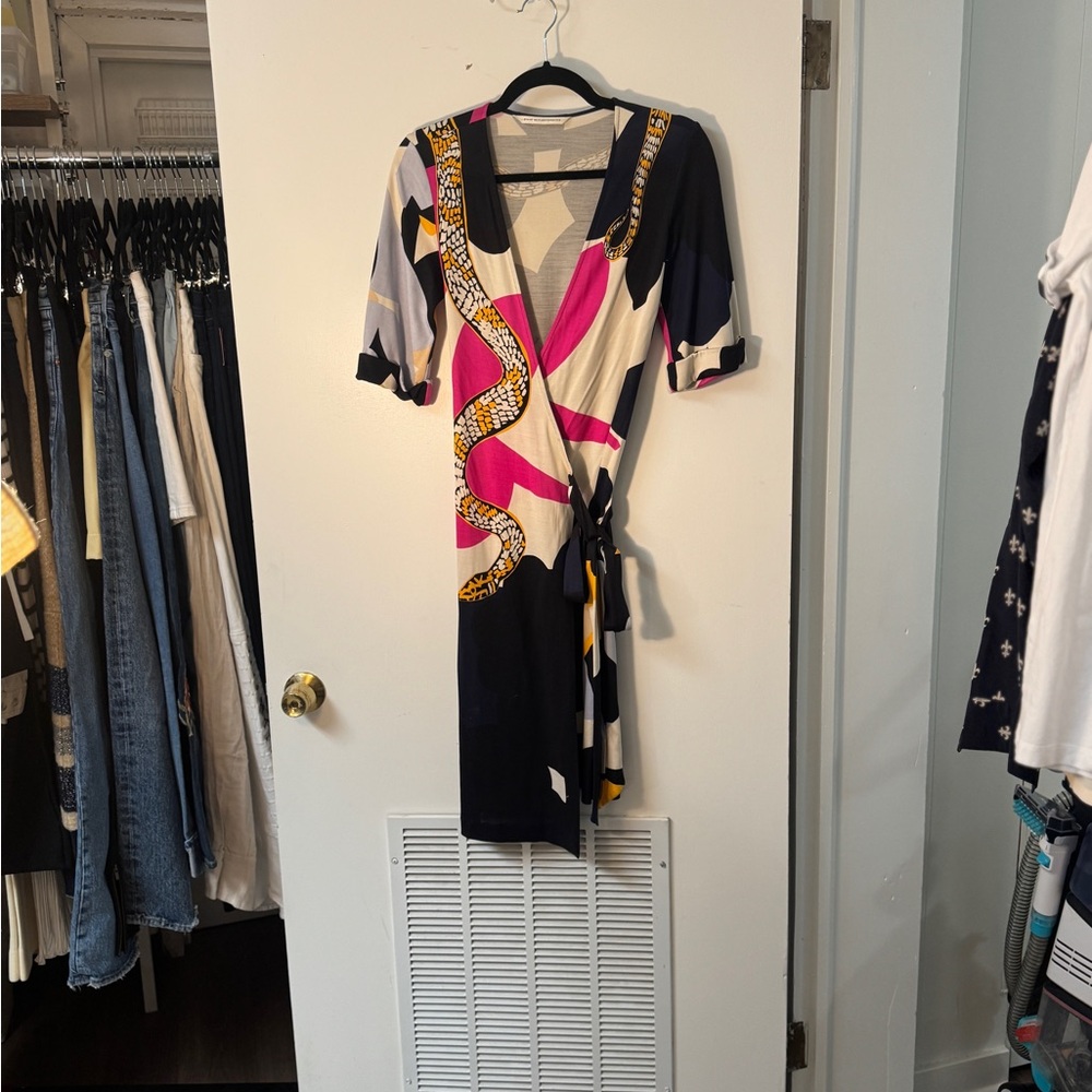 Diane Von Furstenberg • Short Sleeve Wrap Dress • Small